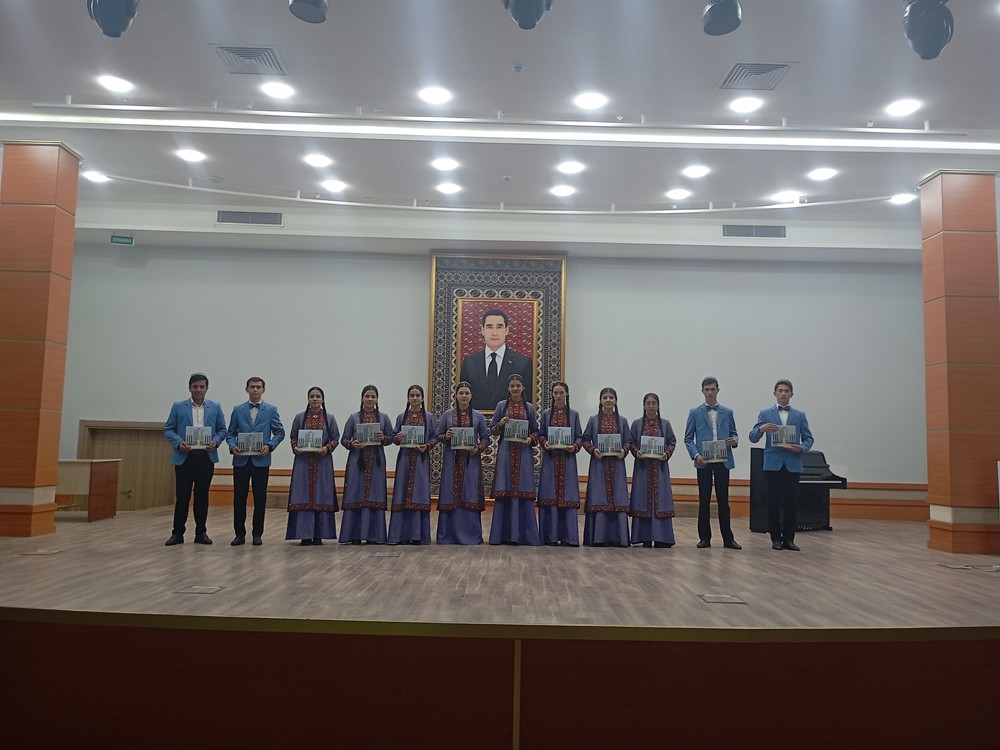 Sahy Jepbarow adyndaky Arkadag şäher ýörite sungat mekdebiniň hor toparyna süýjilik sowgatlary gowşuryldy